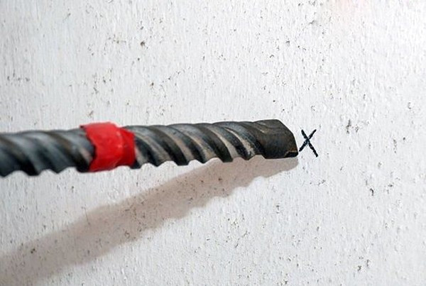 Bước 3: Khoan lỗ và gắn giá đỡ